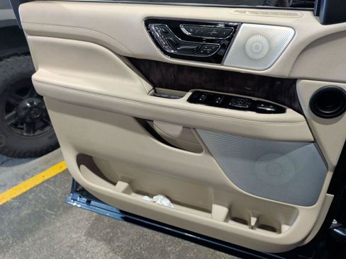 Used 2019 Lincoln Navigator Reserve AWD/4WD image 5