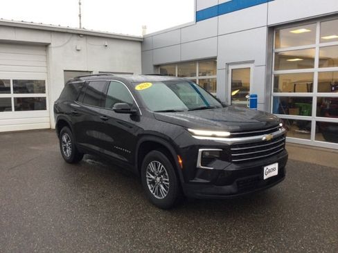 Used 2025 Chevrolet Traverse LT image 2