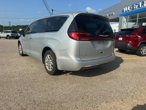 Used 2024 Chrysler Pacifica Touring-L FWD image 6
