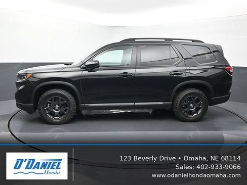 Used 2025 Honda Pilot TrailSport image 2