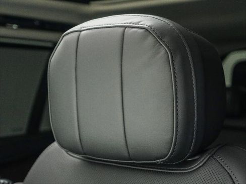 New 2025 Land Rover Range Rover Long Wheelbase SE image 14