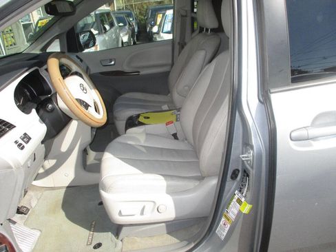 Used 2014 Toyota Sienna XLE image 10