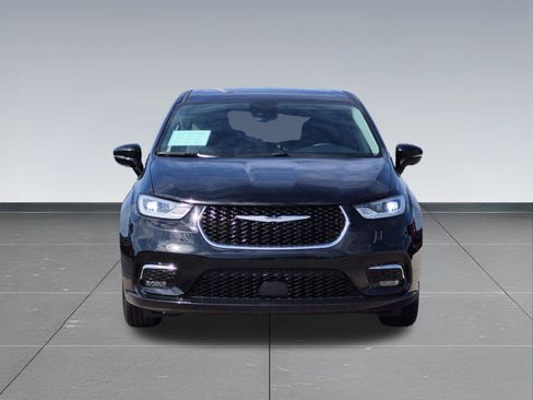 Used 2024 Chrysler Pacifica Touring-L FWD image 9