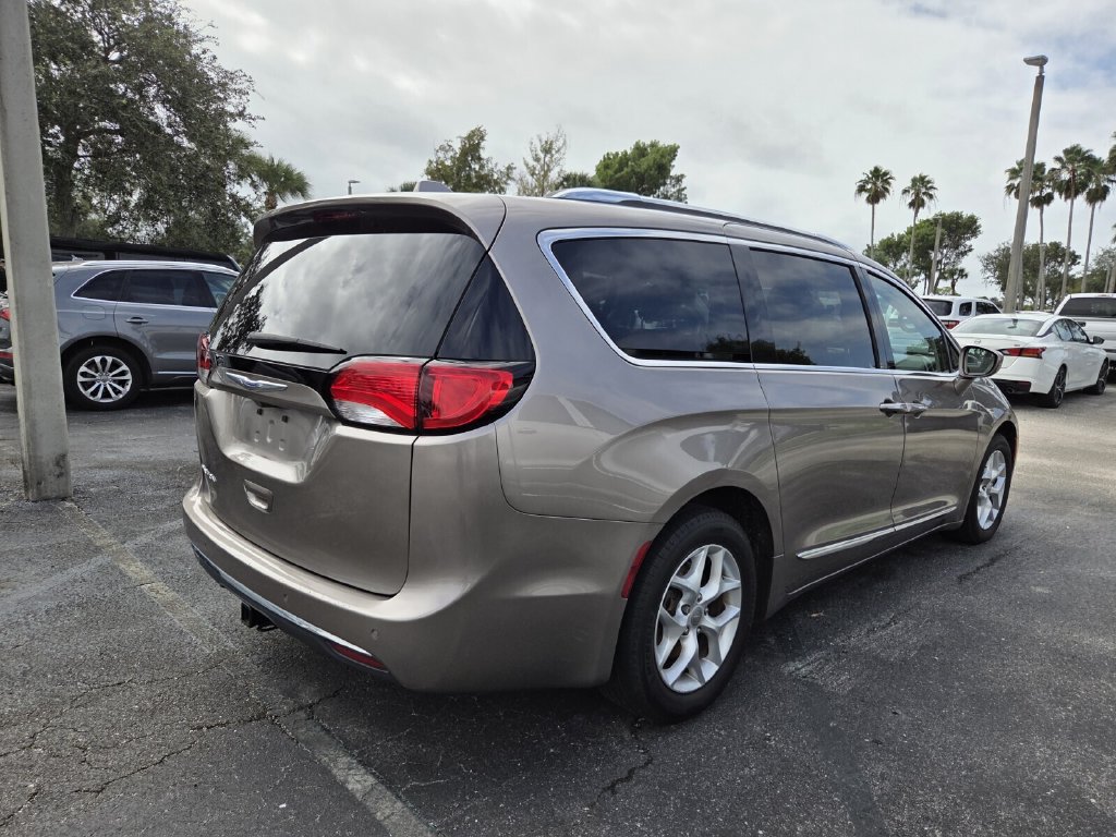Used 2018 Chrysler Pacifica Touring-L Plus FWD image 5