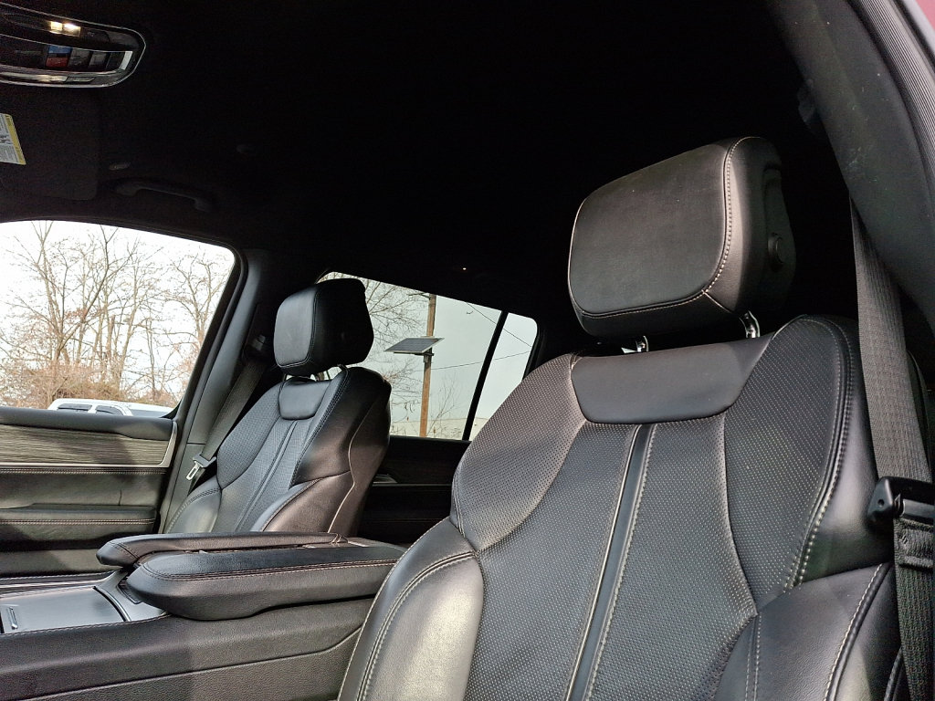 Used 2024 Jeep Wagoneer L Series II w/ Flexible Seating Group AWD/4WD image 21