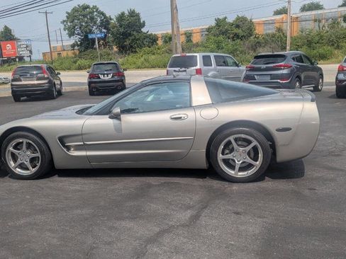 Used 2001 Chevrolet Corvette Coupe w/ Preferred Equipment Group1 image 16