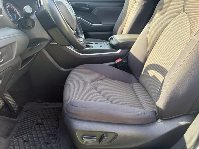 Used 2022 Toyota Highlander LE AWD/4WD image 10