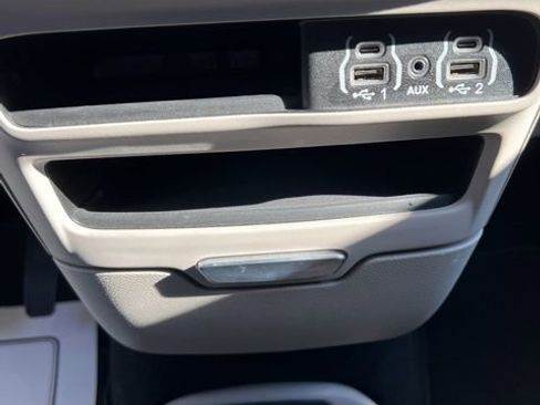 Used 2024 Chrysler Pacifica Touring-L image 21