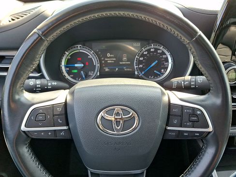 Used 2022 Toyota Highlander XLE AWD/4WD image 16