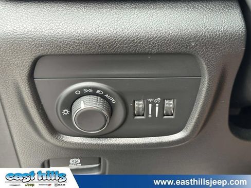 Used 2023 Jeep Grand Cherokee Altitude AWD/4WD image 29