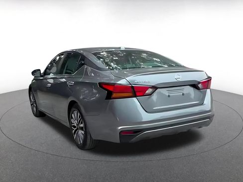 Used 2025 Nissan Altima 2.5 SV FWD image 11