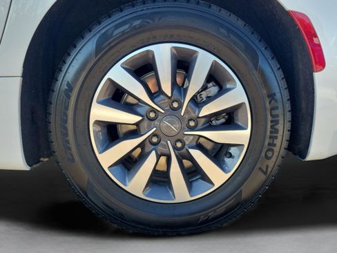 Used 2024 Chrysler Pacifica Select image 39