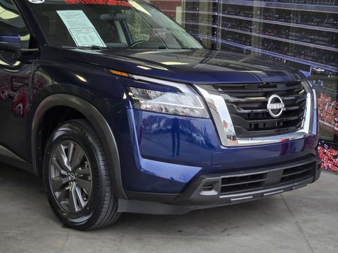 Used 2024 Nissan Pathfinder SV image 2