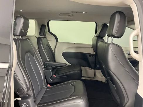 Used 2024 Chrysler Pacifica Touring-L FWD image 21