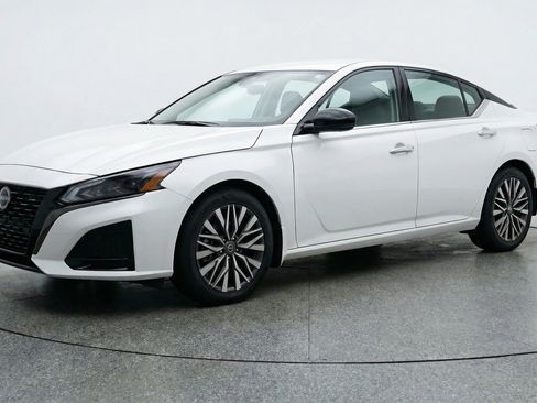 Used 2025 Nissan Altima 2.5 SV image 3