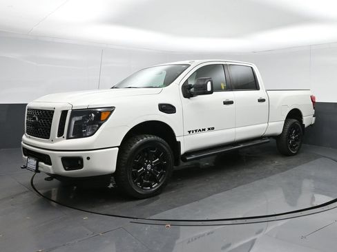 Used 2019 Nissan Titan SL w/ Midnight Edition image 3