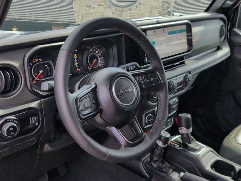 Used 2025 Jeep Gladiator Mojave AWD/4WD image 7
