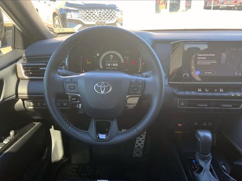Used 2025 Toyota Camry SE image 5