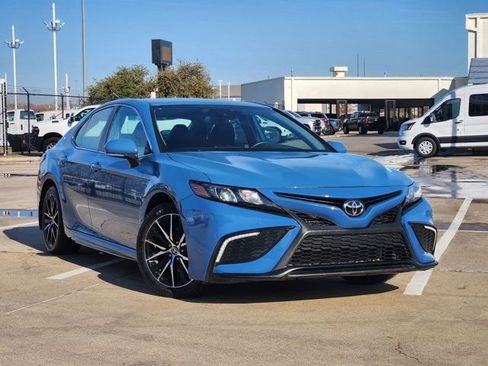Used 2024 Toyota Camry SE image 2