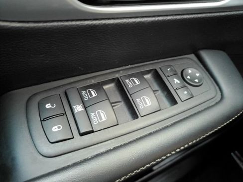 Used 2025 Chrysler Pacifica Limited FWD image 42