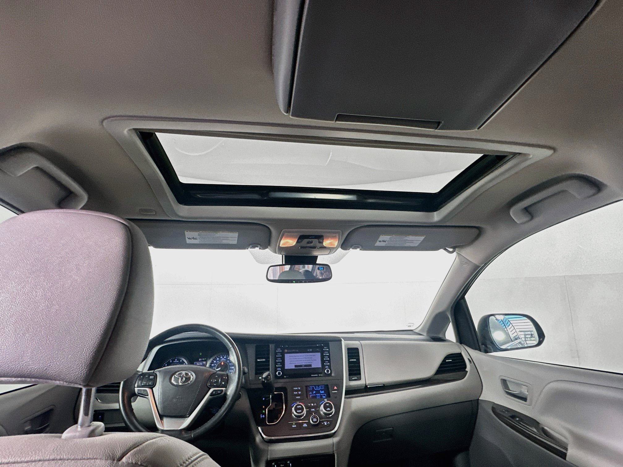Used 2019 Toyota Sienna XLE FWD image 27