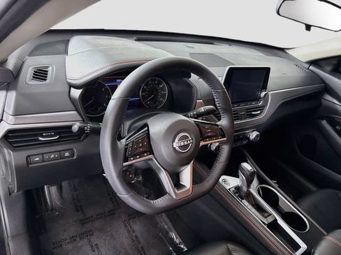 Used 2023 Nissan Altima 2.5 SR FWD image 9