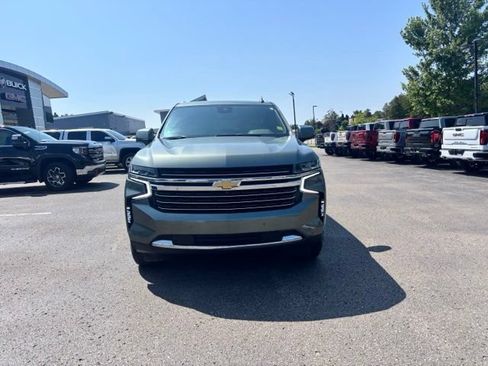 Used 2024 Chevrolet Suburban LT w/ Luxury Package AWD/4WD image 3