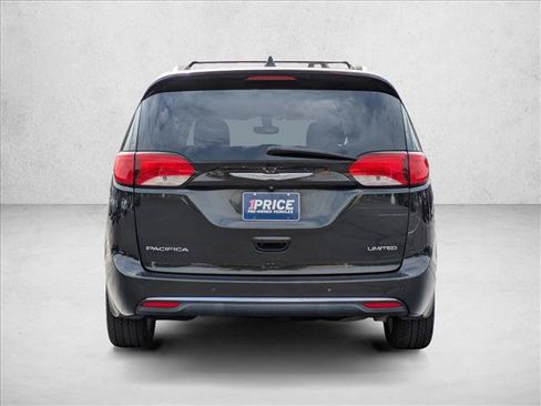 Used 2017 Chrysler Pacifica Limited FWD image 7