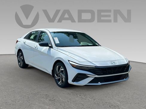 New 2025 Hyundai Elantra SEL FWD image 3
