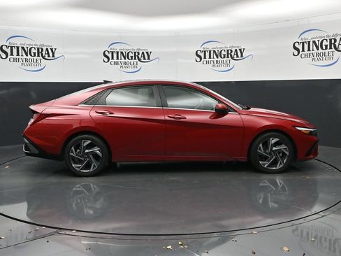Used 2025 Hyundai Elantra Limited FWD image 8