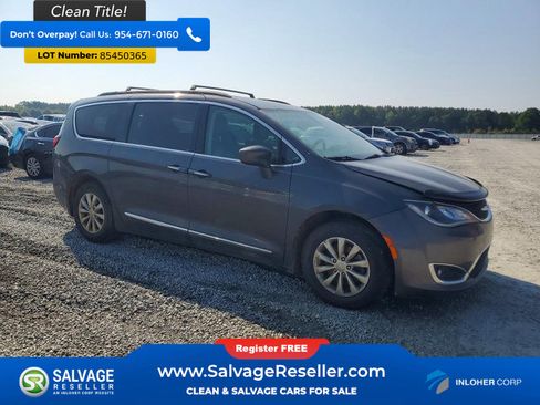 Used 2017 Chrysler Pacifica Touring-L FWD image 5