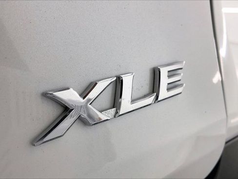 Used 2025 Toyota Sienna XLE image 7