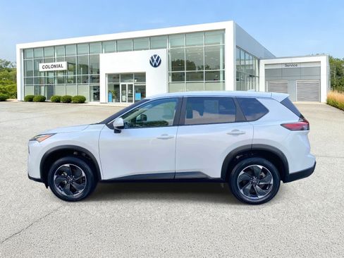 Used 2024 Nissan Rogue SV AWD/4WD image 2