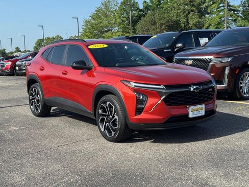 Certified 2024 Chevrolet Trax RS w/ Sunroof Package FWD image 2