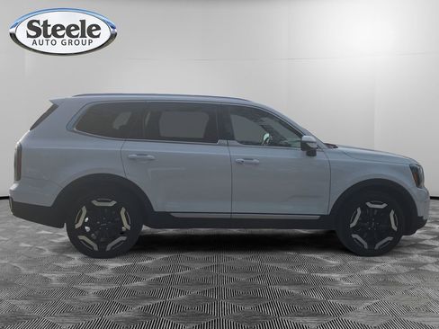 Used 2023 Kia Telluride EX w/ EX Captain's Chair Package image 6