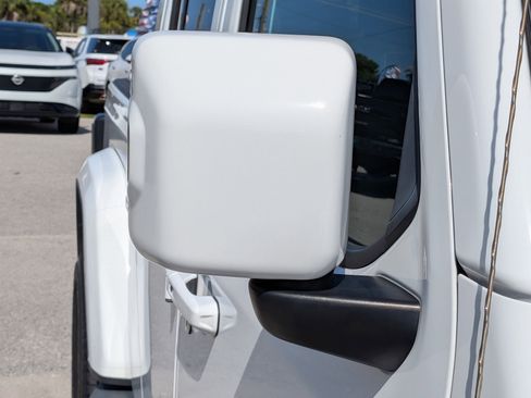 Used 2021 Jeep Gladiator Overland AWD/4WD image 11