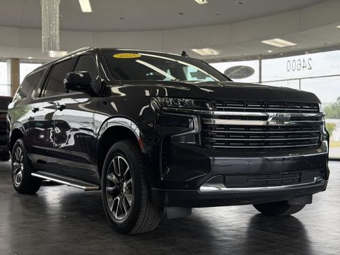 Used 2024 Chevrolet Suburban LT w/ Luxury Package AWD/4WD image 4