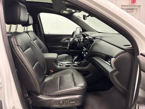 Used 2023 Chevrolet Traverse LT w/ LT Premium Package AWD/4WD image 38