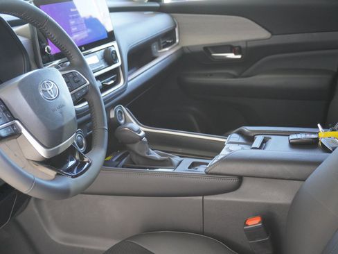 Used 2024 Toyota Grand Highlander Limited image 23