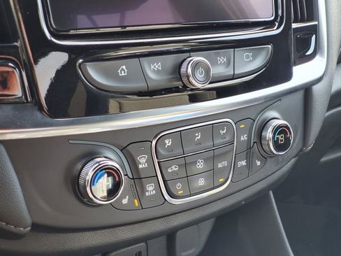 Used 2023 Chevrolet Traverse LT image 21
