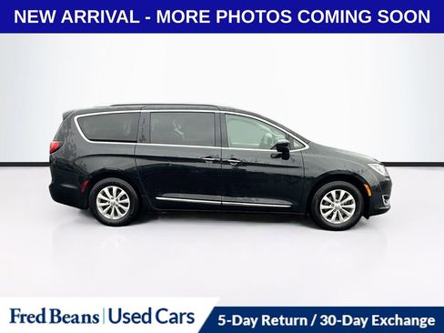 Used 2018 Chrysler Pacifica Touring-L image 8