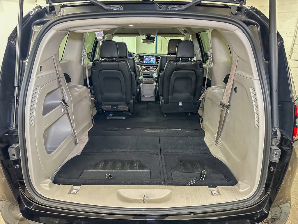 Used 2024 Chrysler Pacifica Touring-L FWD image 19