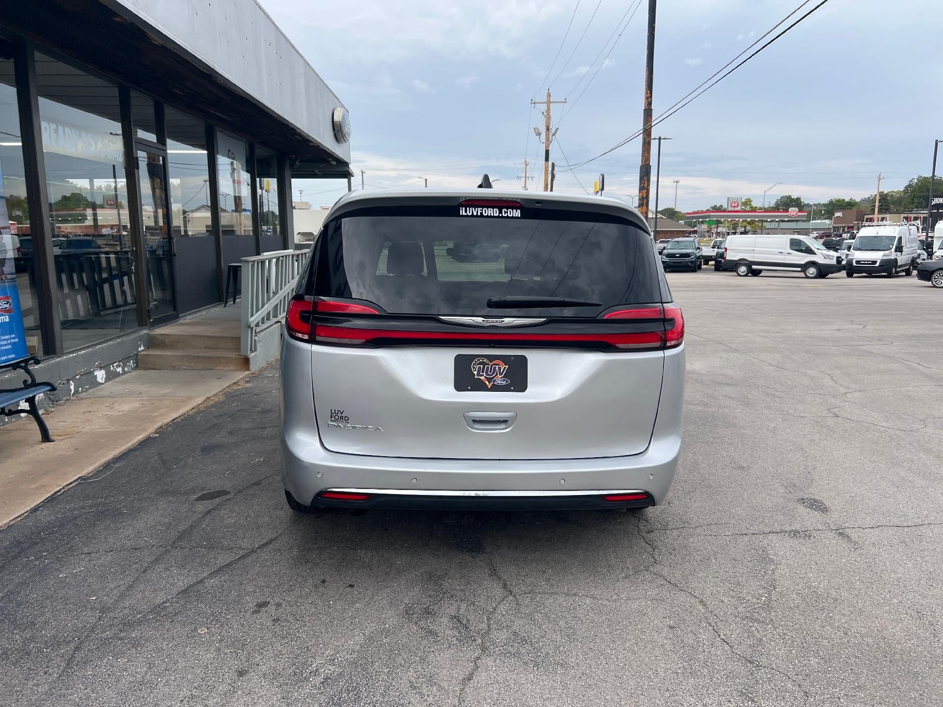 Used 2024 Chrysler Pacifica Touring-L FWD image 3