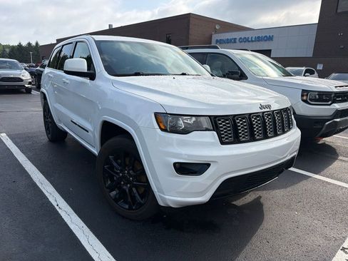 Used 2021 Jeep Grand Cherokee Laredo X AWD/4WD image 4