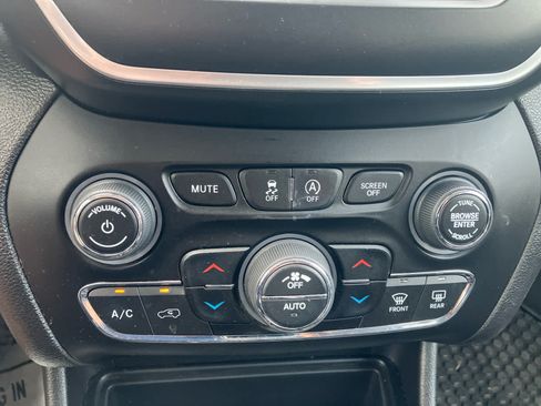Used 2020 Jeep Cherokee Latitude Plus AWD/4WD image 25