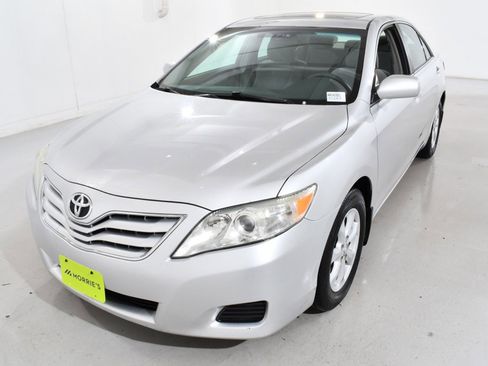 Used 2010 Toyota Camry SE image 2