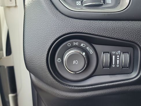 Used 2018 Jeep Renegade Limited w/ Safety & Security Group image 26