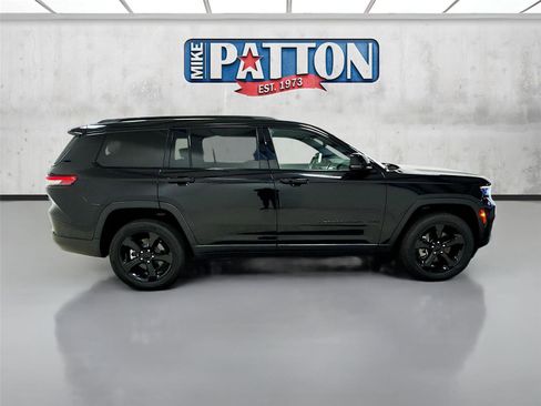 Used 2023 Jeep Grand Cherokee L Laredo image 8
