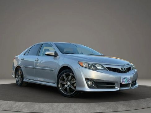 Used 2012 Toyota Camry SE w/ Leather Pkg FWD image 4