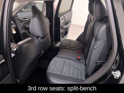 New 2025 Mitsubishi Outlander SE image 11